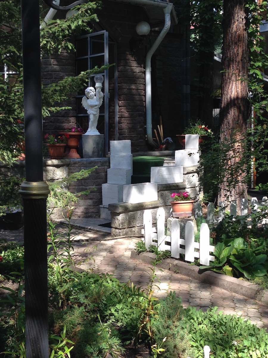 Деревянные садовые горшки и заборчик Деревянные садовые горшки и заборчик